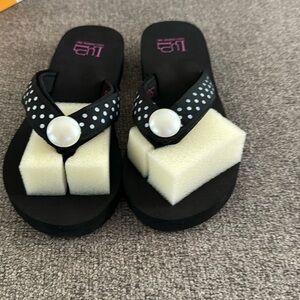 Lulu brown flat sandals